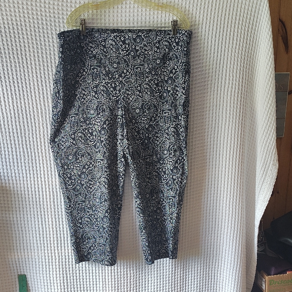 Attyre Black and White Floral Capris 22W Stretchy